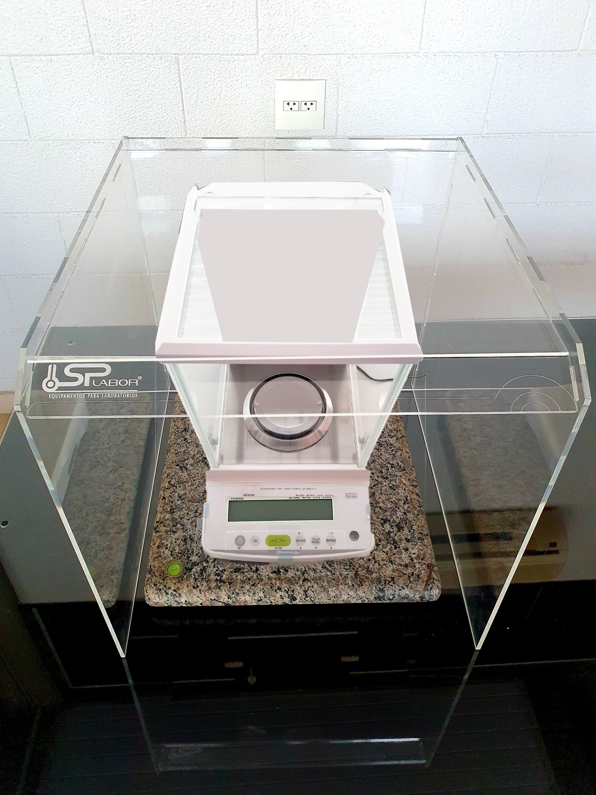 balanca com capela e mesa scaled 1 Fatores que afetam as Balanças de Precisão