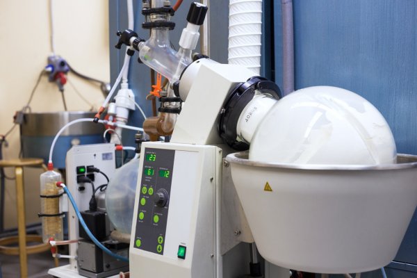 depositphotos 77229408 stock photo rotary evaporator in chemical lab Para que serve um Rotaevaporador no Laboratório?