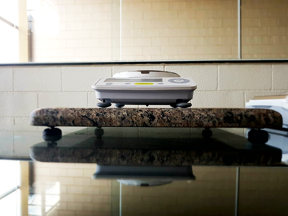 mesa abtivibratoria para balanca Como Usar uma Balança de Precisão no Laboratório