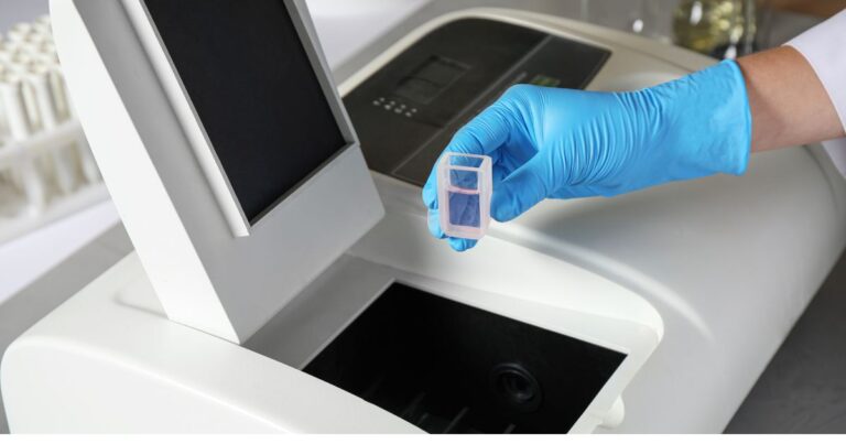 Como Escolher um Espectrofotômetro para Laboratório Ideal